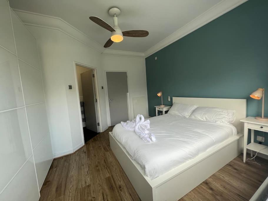 Stylish Flat With River View Lägenhet Dublin Exteriör bild