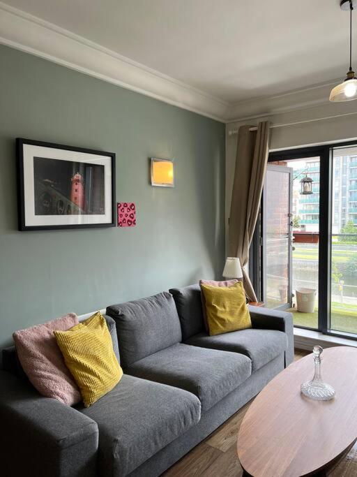 Stylish Flat With River View Lägenhet Dublin Exteriör bild